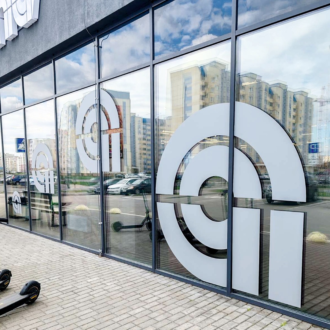 Объёмный логотип на витрине